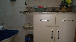 y baño con lavabo y encimera. en Apartamento Lindo e Aconchegante "com ou sem ar condicionado", en Porto Alegre