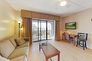 ein Wohnzimmer mit einem Sofa und einem Tisch in der Unterkunft River View Suites 203 & 204 in Wilmington