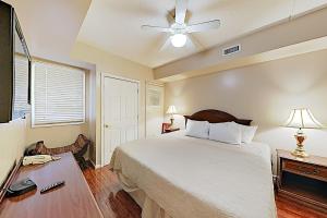 Schlafzimmer mit einem Bett und einem Deckenventilator in der Unterkunft River View Suites 203 & 204 in Wilmington