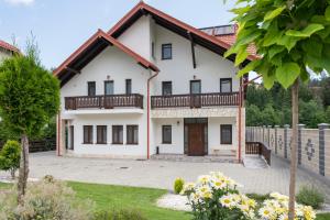an exterior view of a house with a courtyard at Pensiunea Sofy Mar in Poiana Micului