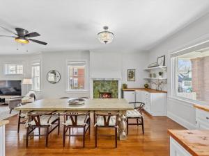 Χώρος καθιστικού στο Deluxe 6 Bedroom 3 Min to Downtown w 2-car Driveway +64 φωτογραφίες