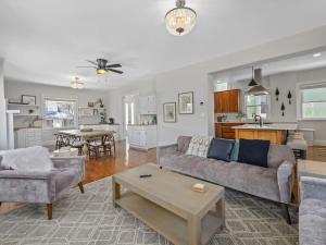 Χώρος καθιστικού στο Deluxe 6 Bedroom 3 Min to Downtown w 2-car Driveway