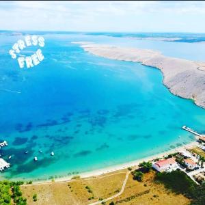 ブラシチにあるSplendidの海上ボートが浮かぶビーチの空中ビュー