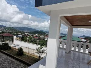 una vista desde el balcón de una casa en Studio de luxe chez FOUR IN ONE Résidence en Limbe