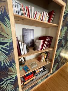 una estantería llena de libros y otros libros en Appartement chaleureux en Provence en Saint-Maximin-la-Sainte-Baume