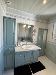 baño con lavabo y espejo grande en Appartement chaleureux en Provence en Saint-Maximin-la-Sainte-Baume