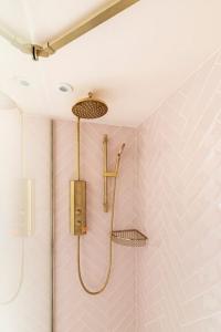 eine Dusche im Bad mit Dusche in der Unterkunft Cotswolds Cottage 5min from Soho Farmhouse in Chipping Norton + 19 Fotos