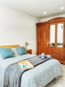 um quarto com 2 camas e um armário de madeira em Amplio piso de confort. em Vigo