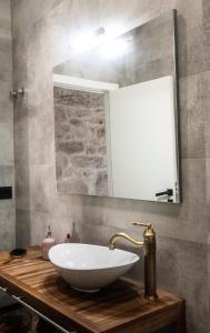 baño con lavabo blanco y espejo en Casa D'Mina, en Redondela