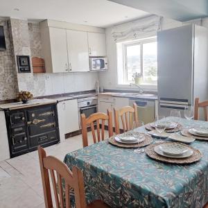 uma cozinha com uma mesa com pratos e copos de vinho em Amplio piso de confort. em Vigo