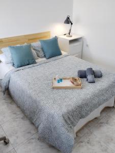 um quarto com uma cama grande e uma bandeja em Amplio piso de confort. em Vigo