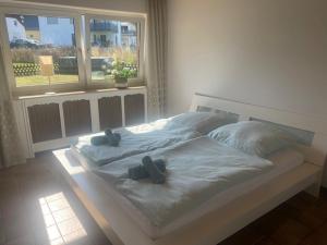 een slaapkamer met een bed met twee schoenen erop bij In der Heide in Löhne