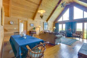 ein Wohnzimmer mit einem Tisch und einem Sofa in der Unterkunft Stunning Gore Vacation Rental on 10 Acres of Land! 