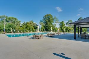 Πισίνα στο ή κοντά στο Elegant 4-Season Lake Geneva Condo with Fireplace!