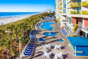 z góry widok na ośrodek z basenem i plażę w obiekcie Bay Watch 1901 w mieście Myrtle Beach