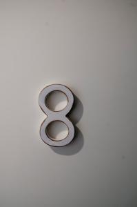 a metal number eight on a white background at Casa D'Mina in Redondela