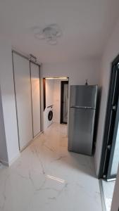 a empty room with a refrigerator in the middle of it at Apartament lângă Port Turistic Mangalia 2 camere decomandate, renovat 2023 in Mangalia