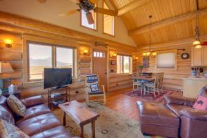 sala de estar con sofá y TV en Yellowstone Cabin with Stunning Mountain Views, en Livingston