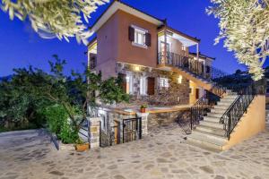 スコペロスにあるEleonora'sの階段のある家