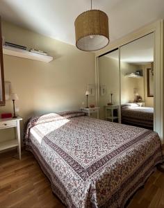 1 dormitorio con cama y espejo grande en Sallent de Gállego - Formigal - Pirineos Sur, en Sallent de Gállego