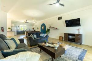 Sala de estar con 2 sofás y mesa de centro en Ivy's Cove Beach Side Condo - Luxury Villa, en Whitehouse