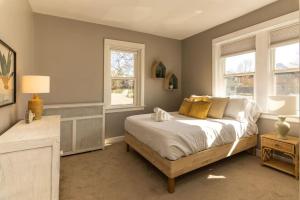 1 dormitorio con 1 cama y 2 ventanas en Spacious in Hyde Park with Patio, en Cincinnati