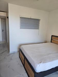 キャヴァレール・シュル・メールにあるAppartement 2 chambresの窓付きの部屋にベッド付きのベッドルーム1室があります。