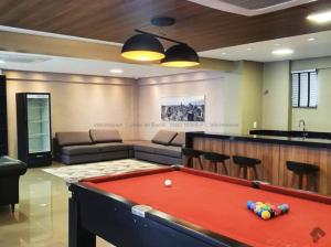 a living room with a pool table and a couch at Estúdio Luxuoso no Vertigo com Smart TV na Cama in Campo Grande