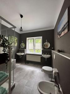 - Baño con 2 lavabos y 2 aseos en JP Altstadt Apartment, en Erfurt