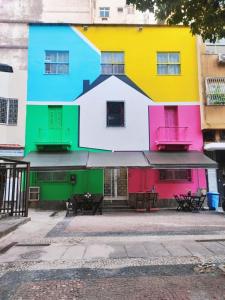 un bâtiment avec une peinture sur son côté dans l'établissement Solar Hostel Beach Copacabana, à Rio de Janeiro