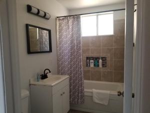 y baño con lavabo y ducha. en 3BR Panoramic Lake View, Sequoia Forest, Kern County en Wofford Heights