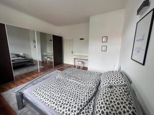 1 dormitorio con 1 cama en una habitación con espejo en JP Altstadt Apartment, en Erfurt