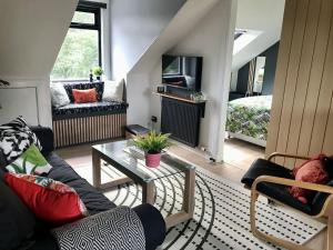 Area tempat duduk di THE MORNINGSIDE APARTMENT Charming stylish apartment in the centre of Innerleithen