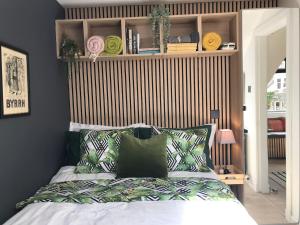 Tempat tidur dalam kamar di THE MORNINGSIDE APARTMENT Charming stylish apartment in the centre of Innerleithen