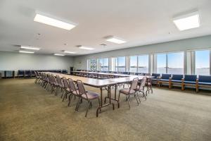 uma grande sala de conferências com uma mesa longa e cadeiras em Dunes Waterfront Resort em Mears