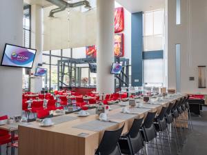 TV a/nebo společenská místnost v ubytování Ramada Encore by Wyndham Guadalajara Sur