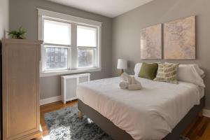 Un dormitorio con una cama grande con dos animales de peluche. en Hyde Park Comfort Near Rookwood, en Cincinnati