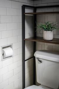 baño con aseo y estante con una planta en Hyde Park Comfort Near Rookwood, en Cincinnati