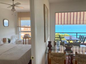 1 dormitorio con cama y vistas al océano en Miami playa sirens, en Mont-roig
