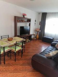 sala de estar con sofá y mesa en SAN PAOLY., en Trujillo