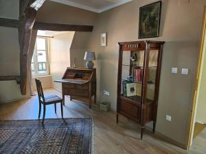 sala de estar con piano y escritorio en Logement au clos des Fuselières., en Cour-Cheverny