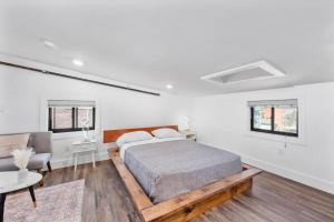 Postel nebo postele na pokoji v ubytování Brand New on the Streetcar line