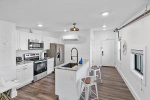 Kuchyň nebo kuchyňský kout v ubytování Brand New on the Streetcar line + 2 fotografie