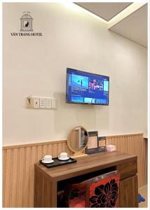 ヴィンロンにあるVân Trang Hotelの待合室の壁に設置された薄型テレビ