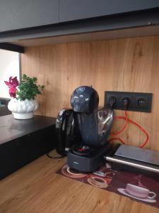 uma máquina de café sentada em cima de um balcão de cozinha em Casa de Silvares em Celorico de Basto