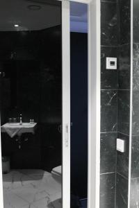 ein Bad mit einem WC und einem Waschbecken in der Unterkunft Skänninge stadshotell in Skänninge