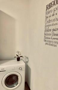 una lavatrice in bagno con un cartello sul muro di La Dolce Vita a Roma