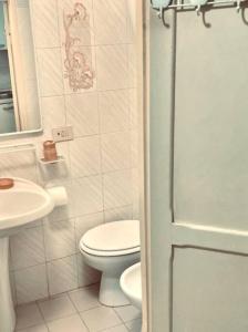 bagno con servizi igienici e lavandino di La Dolce Vita a Roma