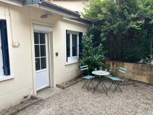 Zahrada ubytování Chez Dany - Tiny House - Wi fi - centre ville