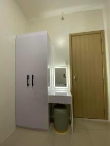 ein Badezimmer mit einem weißen Waschbecken und einem Spiegel in der Unterkunft Brand new 2 bedroom furnished condo unit in Vine Residences-SM Novaliches in Manila